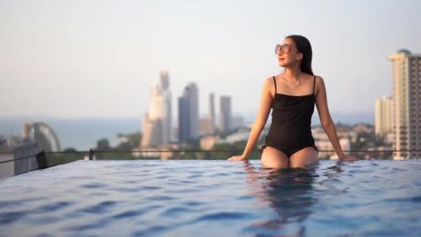 Footage Beautiful Asian Woman Relaxing Pool Hotel — Stock Video