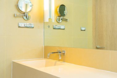 Banyoda musluk desenli beyaz lavabo.