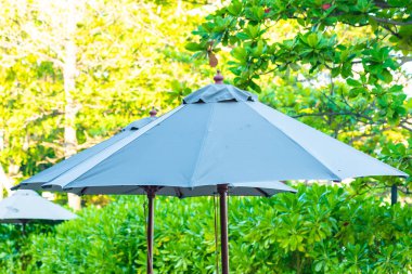 Açık hava manzaralı beyaz şemsiye