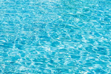 Soyut ve yüzey havuzu suyu, güneş ışığının geri çekilmesiyle yansır