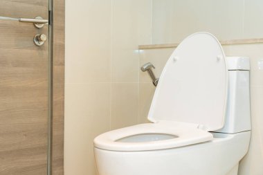 Banyo içindeki klozet kapağı.