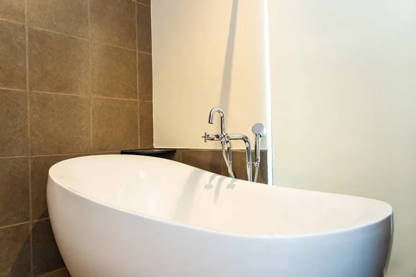 Schöne Luxus weiße Badewanne Dekoration Innenraum — Stockfoto