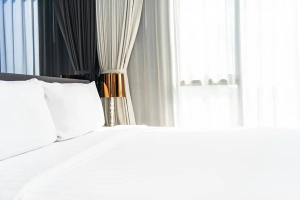 Белая подушка на кровати украшения интерьера — стоковое фото