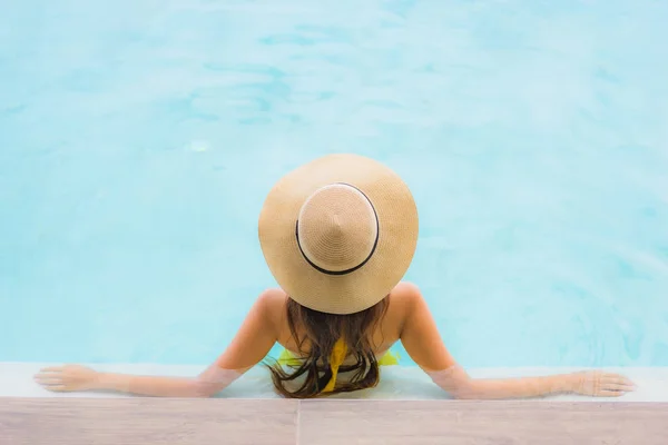 Retrato asiático bonito jovem mulher feliz sorriso relaxar ao redor ou — Fotografia de Stock