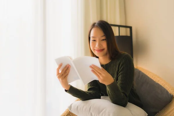 Ritratto belle giovani donne asiatiche leggere libro e seduta su — Foto Stock