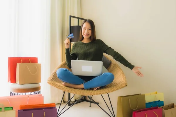 Retrato hermosa joven asiático mujeres utilizando ordenador portátil o sm — Foto de Stock