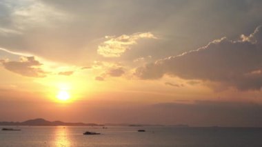 Güzel dalgalı denizin sakin görüntüleri.