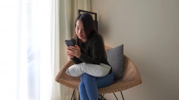 Filmaufnahmen Von Schönen Asiatischen Frau Mit Smartphone Hause — Stockvideo