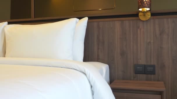 Záběry Luxusně Zařízené Ložnice Hotelu — Stock video