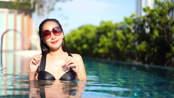 Filmaufnahmen Von Schönen Asiatischen Frau Entspannen Pool Hotel — Stockvideo