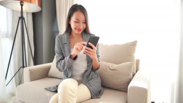 Séquences Belle Femme Asiatique Utilisant Smartphone Maison — Video