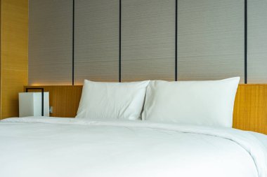 Güzel lüks rahat beyaz yastık ve battaniye yatakta