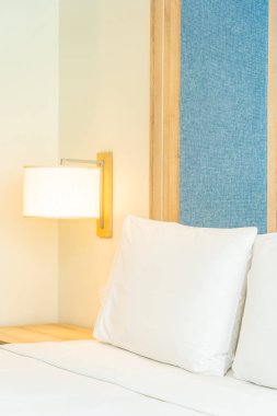 Hafif lamba ile yatak dekorasyonbeyaz rahat yastık