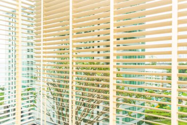 Pencerenin iç dekorasyonunu köreltir