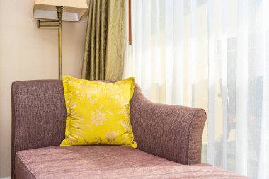 Koltuğun iç tarafında yastık var.