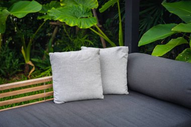 Kanepe sandalyede rahat yastık