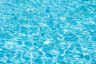 Soyut ve yüzey havuzu suyu, güneş ışığının geri çekilmesiyle yansır