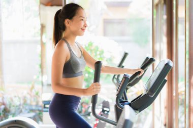 Portre güzel genç Asya kadın egzersiz ile Fitness donatmak