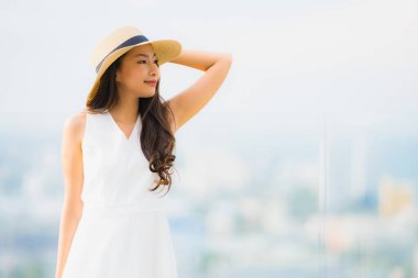 Portre güzel genç Asyalı kadın mutlu gülümseme ro üzerinde Relax