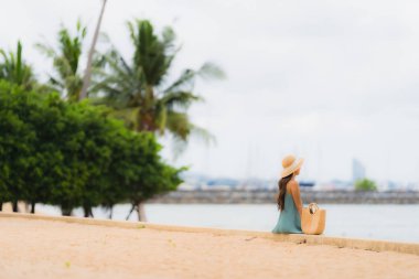 Güzel portre genç asyalı kadın mutlu gülümseme etrafında dinlenmek