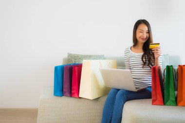 Güzel Asyalı genç kadınların portresi.