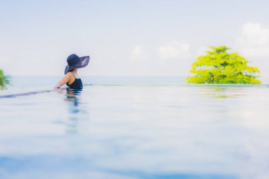 Güzel Asyalı genç kadınların portresi mutlu bir gülümseme açık havada rahatla