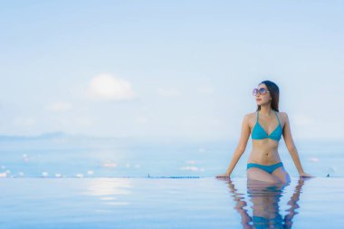 Güzel Asyalı genç kadınların portresi mutlu bir gülümseme açık havada rahatla