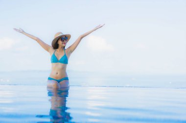 Güzel Asyalı genç kadınların portresi mutlu bir gülümseme açık havada rahatla