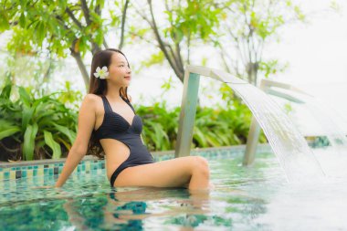 Güzel Asyalı genç kadınların portresi mutlu bir gülümseme açık havada rahatla