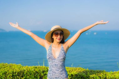 Güzel Asyalı genç kadınların portresi mutlu bir gülümseme açık havada rahatla