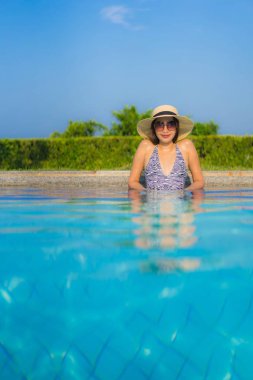 Güzel Asyalı genç kadınların portresi mutlu bir gülümseme açık havada rahatla