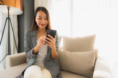 Konuşan cep telefonu kullanan güzel Asyalı genç kadınların portresi 