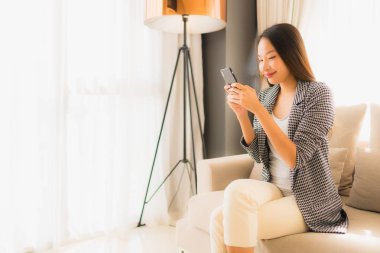 Konuşan cep telefonu kullanan güzel Asyalı genç kadınların portresi 