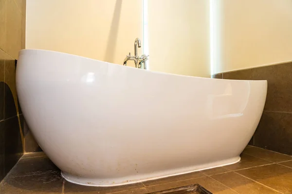Mooie luxe witte badkuip interieur — Stockfoto