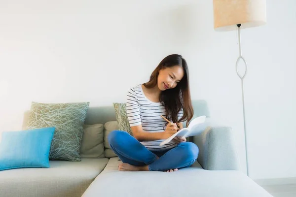 Ritratto belle giovani donne asiatiche leggere libro con caffè cu — Foto Stock