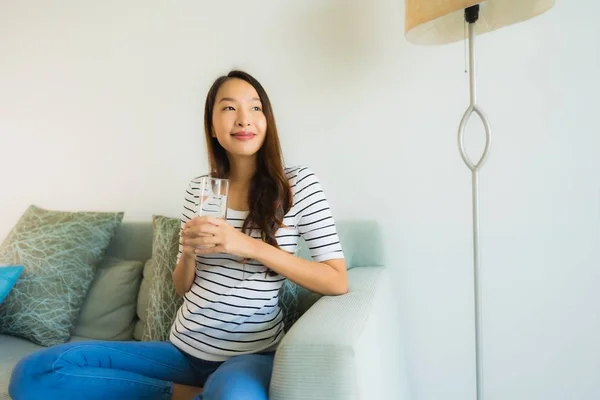 Portrait belles jeunes femmes asiatiques tenant verre d'eau potable o — Photo