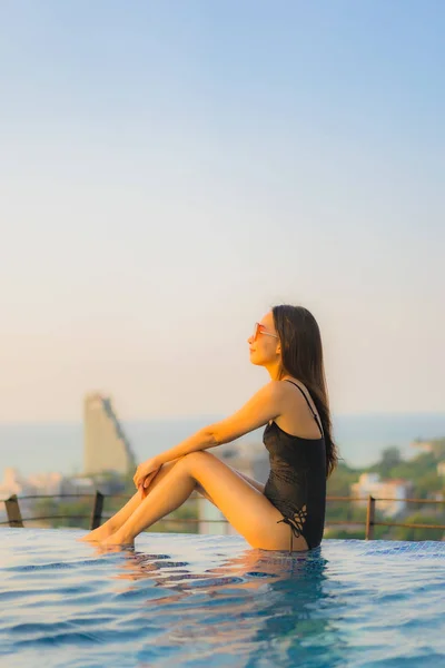 Güzel Asyalı genç kadınların portresi mutlu bir gülümseme açık havada rahatla — Stok fotoğraf