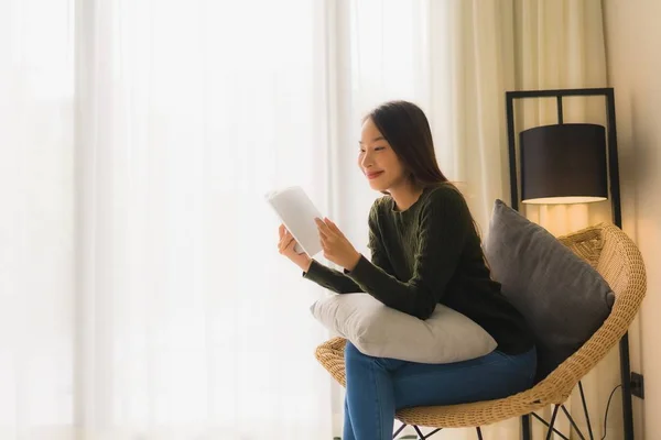 Ritratto belle giovani donne asiatiche leggere libro e seduta su — Foto Stock