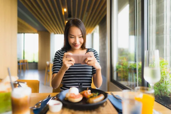 Портрет красивые молодые азиатские женщины улыбаются счастливо в ресторане — стоковое фото