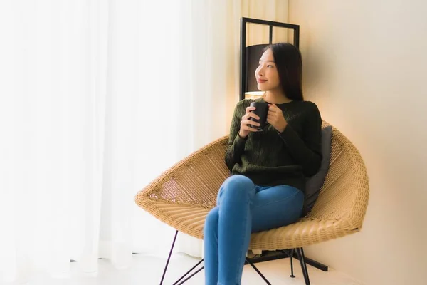Retrato hermosa joven asiático mujer hold café taza y sentado — Foto de Stock