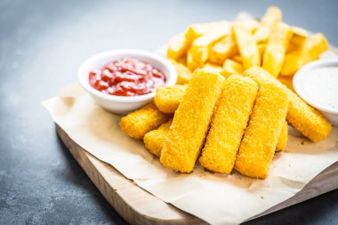 Balık parmak ve patates kızartması veya domates ketçap ve anne ile fiş
