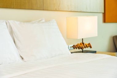 Hafif lamba ile yatak dekorasyonbeyaz rahat yastık