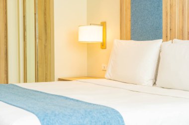 Hafif lamba ile yatak dekorasyonbeyaz rahat yastık