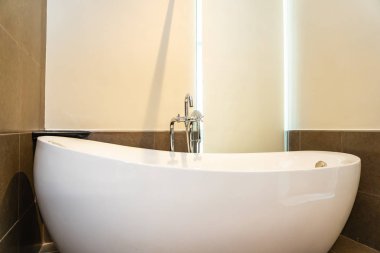 Güzel, lüks, beyaz küvet dekorasyonu.