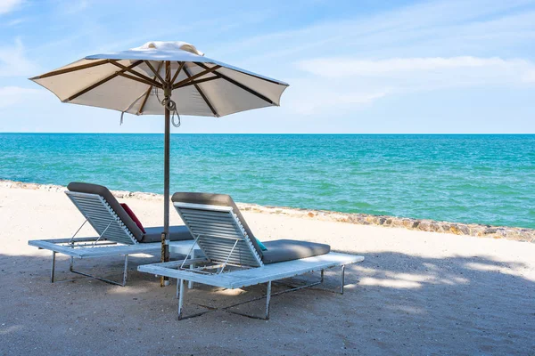 Hermoso paraguas y silla alrededor de la playa mar océano con azul sk — Foto de Stock