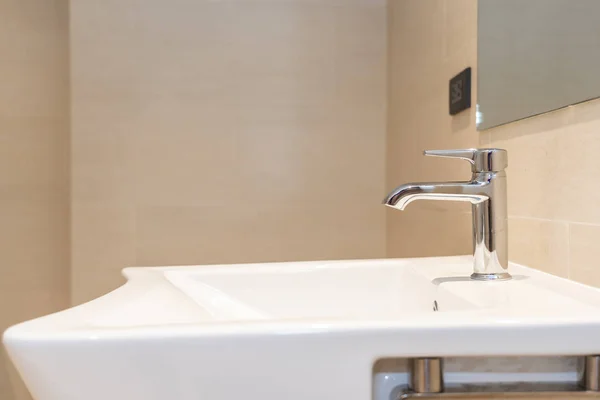 Fregadero blanco con decoración de grifo de agua en el baño —  Fotos de Stock