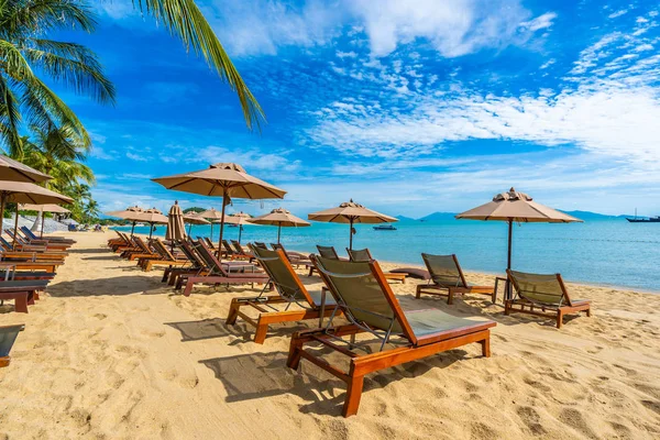 Hermosa playa tropical mar y océano con palmera de coco a — Foto de Stock