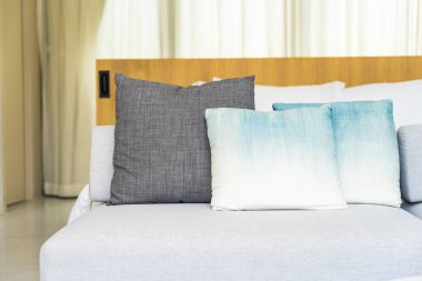 Kanepe sandalyede rahat yastık