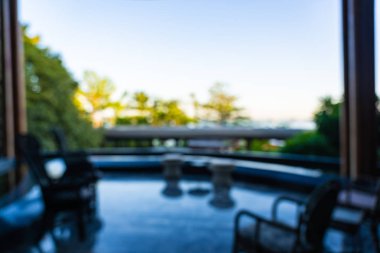 Otel lobisinin içi bulanık.