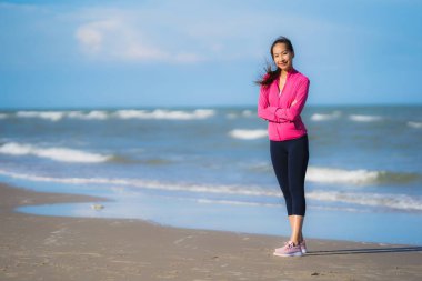 Portre güzel genç Asyalı kadın çalışan ve t üzerinde egzersiz